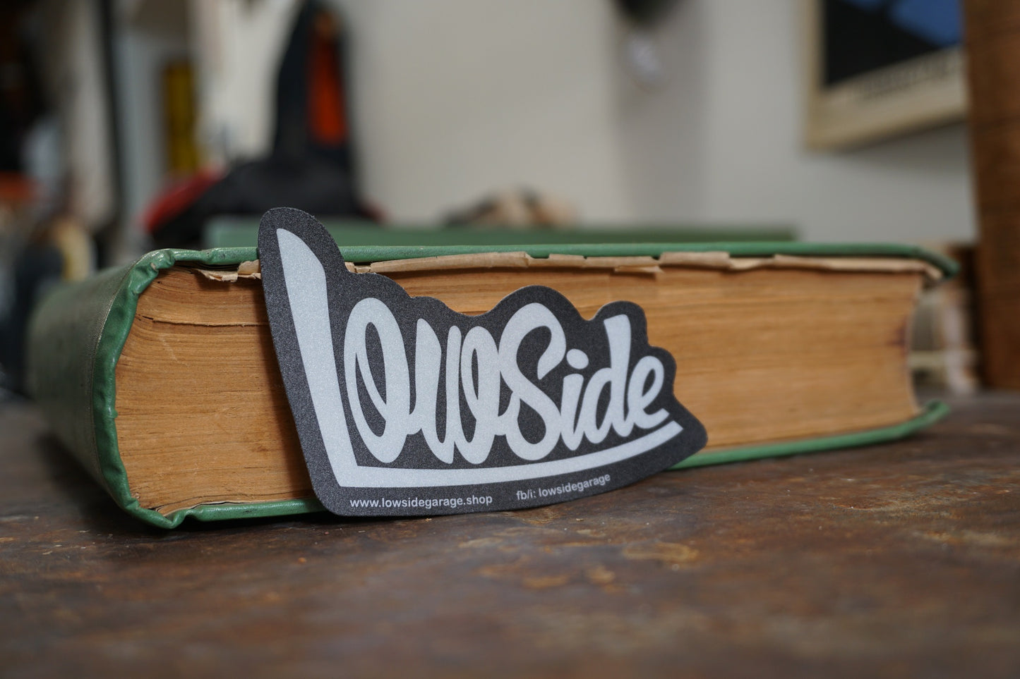 Lowside Garage Fényvisszaverős Matrica