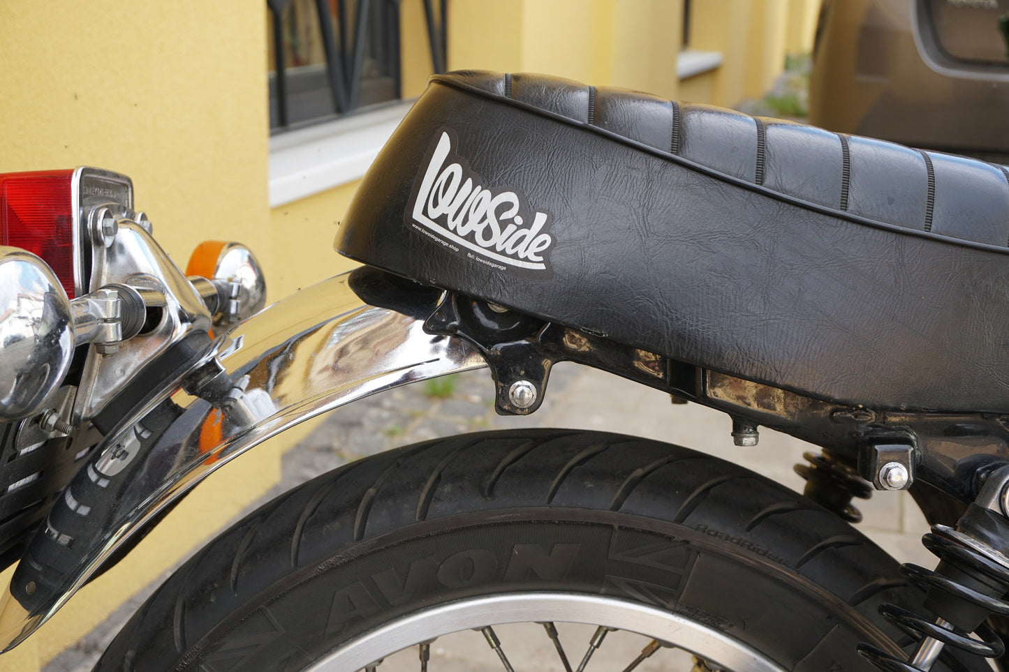 Lowside Garage Fényvisszaverős Matrica