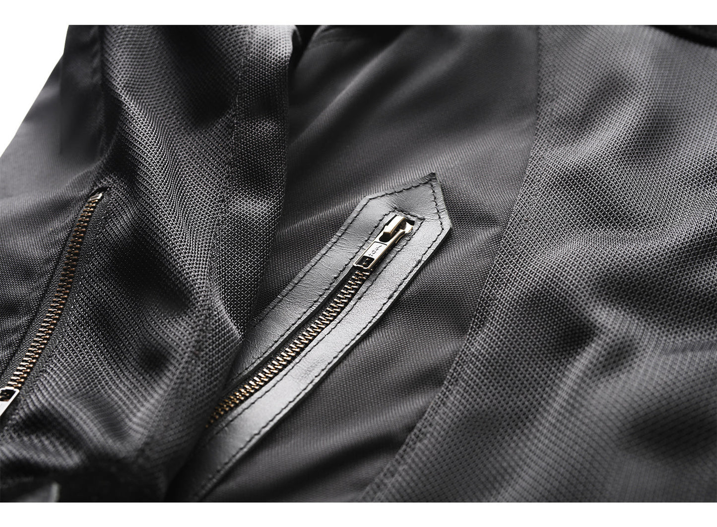Arizona-black-detail-zipper.jpg