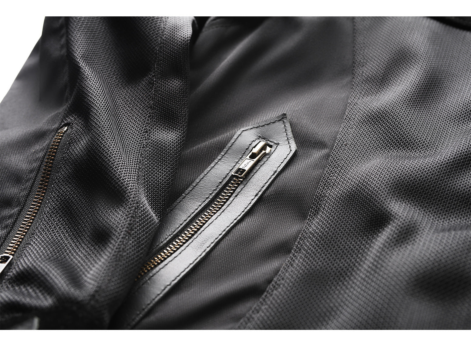 Arizona-black-detail-zipper.jpg